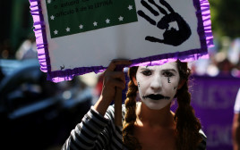 הפגנת נשים ביום המאבק באלימות נגד נשים (צילום: רויטרס)