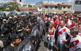 אוהדי ריבר פלייט מול משטרת ארגנטינה (צילום: AFP)