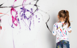 ילדה מציירת על הקיר (צילום: אינג אימג')