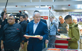 ראש הממשלה בנימין נתניהו בחדר אוכל צבאי (צילום: אבי דישי, פלאש 90)