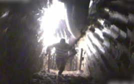 פעיל חיזבאללה במנהרת טרור בצפון (צילום: צילום מסך)