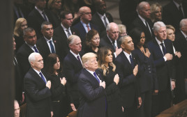 הנשיאים ורעיותיהם בטקס האזכרה לבוש האב  (צילום: AFP)