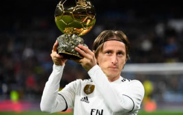 מודריץ' מציג את כדור הזהב (צילום: AFP)