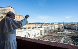האפיפיור באירוע לקראת חג המולד (צילום: AFP)