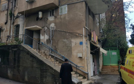 הדירה בחיפה בה נמצאו הנפגעים (צילום: דוברות מד"א)