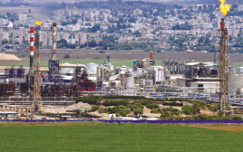 מפעלים במפרץ חיפה (צילום: שי לוי, פלאש 90)