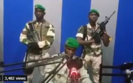 קצינים בגבון משתלטים על תחנת הטלוויזיה (צילום: רויטרס)