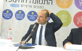 בנט תופס את הכיפה (צילום: אבשלום ששוני)