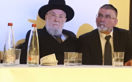 השר יצחק וקנין עם הרב ישראל מאיר לאו (צילום: דוברות המשרד לשירותי דת)