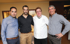 מימין: מנכ"ל יקבי כרמל נדב ארנס, השף ויקטור קלוגר ואנשי היקב רן אסא ויוסי אדרי (צילום: רפי דלויה)