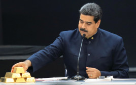נשיא ונצואלה מדורו מציג מטילי זהב (צילום: רויטרס)