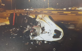 האופנוע של השוטר שנפגע בתאונה (צילום: דוברות המשטרה)