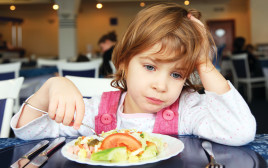 ילדה אוכלת, צילום אילוסטרציה (צילום: אינג אימג')