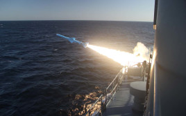 שיגור טיל במהלך תרגיל של חיל הים האיראני (צילום: AFP)