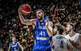 תומר גינת (צילום: FIBA)