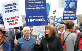 תומכי ישראל מפגינים נגד הוועדה בז'נבה (צילום: רויטרס)
