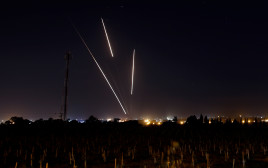 רקטות משוגרות מהרצועה לשטח ישראל (צילום: רויטרס)