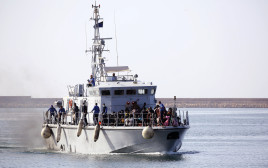 ספינת מהגרים בים התיכון (צילום: AFP)