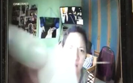 המטפלת הפיליפינית מסתירה את עינית המצלמה