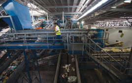 עובד במפעל (צילום: יונתן זינדל, פלאש 90)