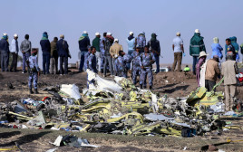 זירת התרסקות המטוס האתיופי (צילום: רויטרס)