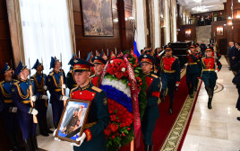 משמר כבוד רוסי עם תמונתו של זכריה באומל (צילום: יניר קוזין)
