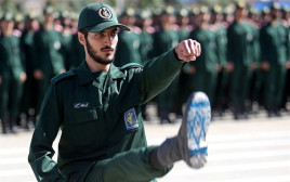 קצין במשמרות המהפכה (צילום: רויטרס)