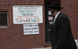 שלט המזהיר מפני חצבת בקהילה היהודית בברוקלין (צילום: רויטרס)