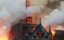 השריפה בקתדרלת נוטרדאם (צילום: רויטרס)