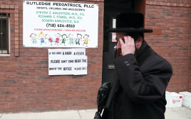 שירותי הבריאות של העיר סגרו גן ילדים חרדי באזור. שלט שמזהיר מפני חצבת בשכונה החרדית ויליאמסבורג בניו (צילום: רויטרס)
