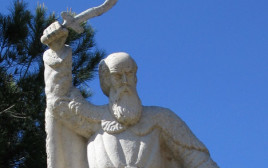 פסל אליהו הנביא בקרן הכרמל (צילום: תמר הירדני)