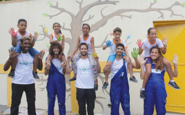 חלק מצוות דניאלי עם ילדים בברזיל (צילום: באדיבות קרן דניאלי)