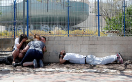 אזרחים באשקלון בעת אזעקה (צילום: רויטרס)