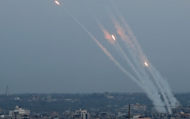 ירי רקטות מרצועת עזה לעבר שטח ישראל (צילום: רויטרס)