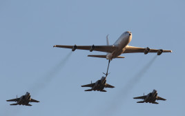 מטוס בואינג בתרגיל תדלוק אווירי עם שלושה מטוסי 15־F (צילום: עופר צידון, פלאש 90)