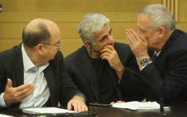 גנץ, לפיד, יעלון (צילום: מרק ישראל סלם)