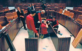 מרחיבים את שולחן הממשלה ב-2009 (צילום: קובי גדעון, פלאש 90)