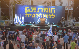 הפגנה בתל אביב נגד חוק החסינות (צילום: אבשלום ששוני)