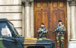 אבטחה על מוסדות יהודים בצרפת (צילום: AFP)