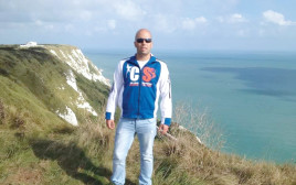 דניאל קציר על רקע התעלה