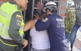 נתקעה בשער של השכן במשך 5 שעות