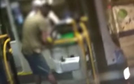 תקיפת נהג האוטובוס בפתח תקווה (צילום: דוברות המשטרה)