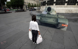 גזיר של "טנק חיקוי" במחאה על אירועי כיכר טיאננמן (צילום: רויטרס)