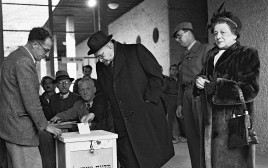 הנשיא חיים ויצמן בקלפי, 1949 (צילום: הוגו מנדלסון, לע"מ)