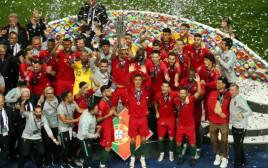 נבחרת פורטוגל מניפה את הגביע (צילום: Jan Kruger/Getty Images)