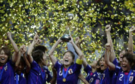 נבחרת יפן בכדורגל נשים חוגגת את הזכייה בגביע העולם, 2011