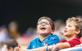 רבבות אוהדים בכל משחק. ילדים צופים בכדורגל נשים