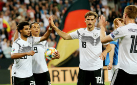 שחקני נבחרת גרמניה חוגגים (צילום: REUTERS/Ralph Orlowski)