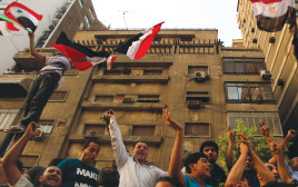 מהומות בשגרירות ישראל בקהיר (צילום: רויטרס)