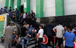 פלסטינים ברצועת עזה מחכים לכסף הקטארי (צילום: AFP)